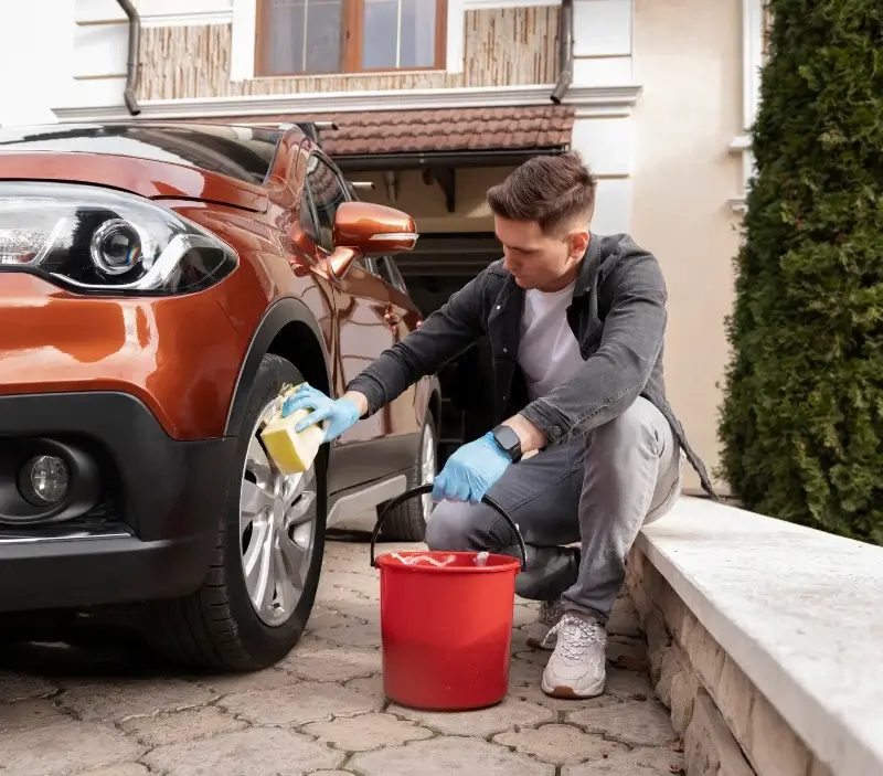 Lavage auto à domicile Saint-Jean-de-Monts : professionnel intervenant sur un véhicule